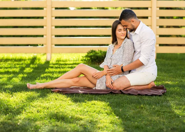 Verliebtes Paar Bei Einem Picknick Der Nähe Seines Hauses Amerikanischer — Stockfoto