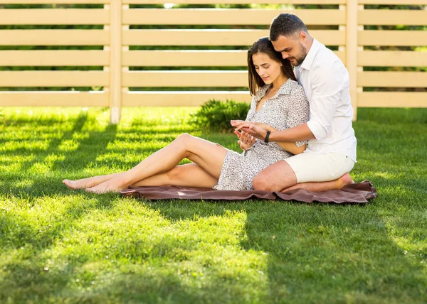 Pareja Enamorada Picnic Cerca Casa Estilo Americano — Foto de Stock