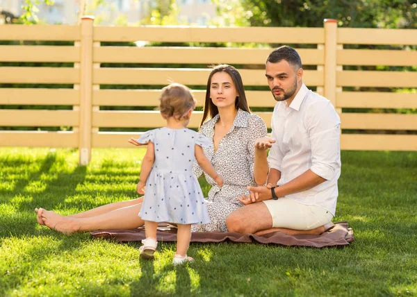 Pareja Enamorada Hija Pequeña Picnic Cerca Casa Estilo Americano —  Fotos de Stock