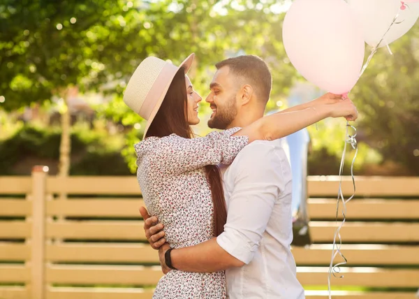 Paar Verliefd Een Picknick Buurt Van Hun Huis Amerikaanse Stijl — Stockfoto