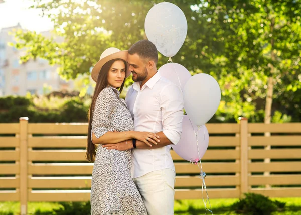 Pareja Enamorada Picnic Cerca Casa Estilo Americano —  Fotos de Stock