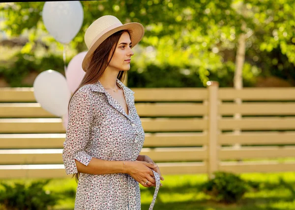 Hermosa Chica Sienta Hierba Sombrero Hermoso Vestido — Foto de Stock