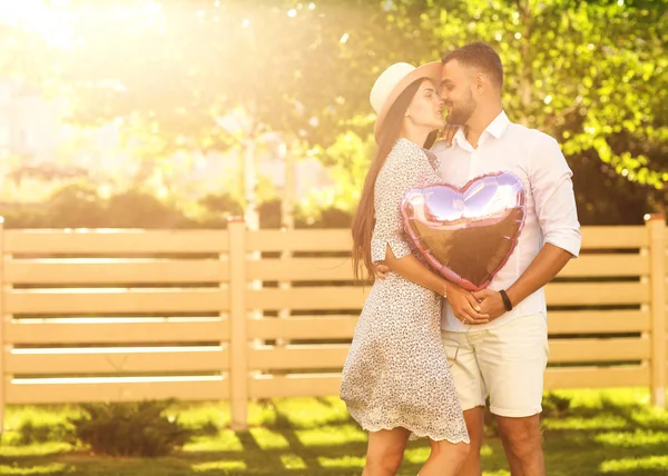 Pareja Enamorada Parque Estilo Americano — Foto de Stock