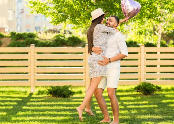 Pareja Enamorada Parque Estilo Americano — Foto de Stock