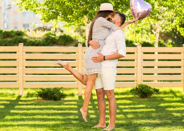 Casal Apaixonado Parque Estilo Americano — Fotografia de Stock