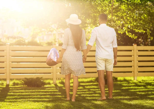 Pareja Enamorada Atardecer Caminando Por Parque Feliz Sueño Americano Concepto — Foto de Stock