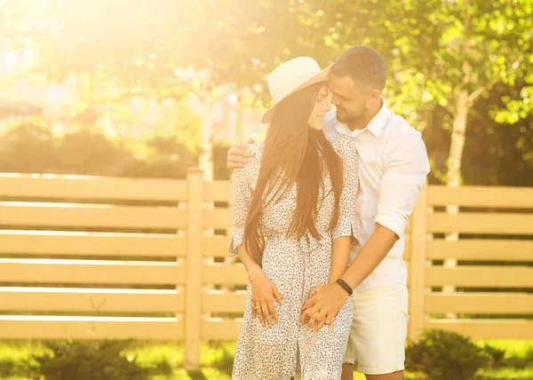 Paar Verliefd Zonsondergang Wandelen Het Park Gelukkig Amerikaanse Droom Het — Stockfoto