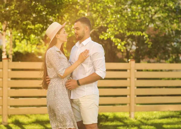 Pareja Enamorada Atardecer Caminando Por Parque Feliz Sueño Americano Concepto —  Fotos de Stock