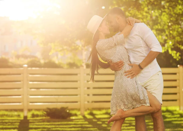 情侣在夕阳的爱中漫步在公园里快乐 美国梦 家庭价值观的概念 — 图库照片