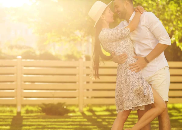 Verliebtes Paar Bei Sonnenuntergang Beim Spaziergang Park Glücklich Amerikanischer Traum — Stockfoto