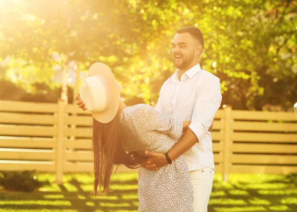 Pareja Enamorada Atardecer Caminando Por Parque Feliz Sueño Americano Concepto —  Fotos de Stock