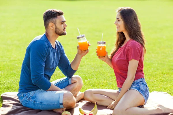 Verliefde Paar Hebben Plezier Het Park Drink Smoothies Eten Fruit — Stockfoto