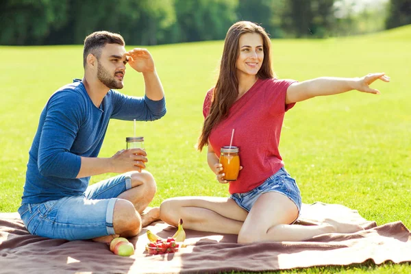 Pareja Enamorada Divertirse Parque Beber Batidos Comer Fruta Picnic — Foto de Stock