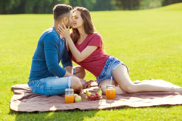 Verliebte Paare Amüsieren Sich Park Und Trinken Smoothies Und Essen — Stockfoto