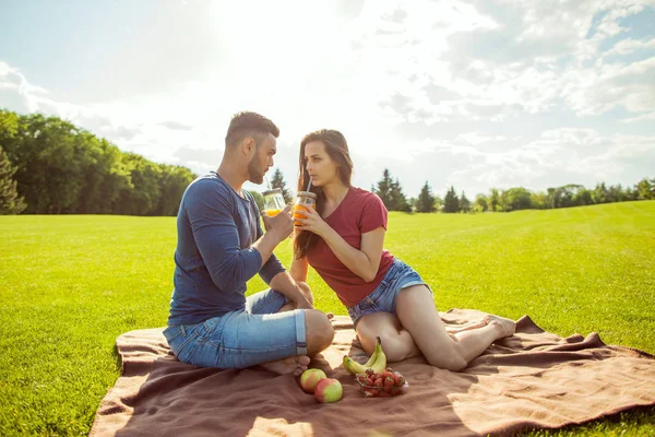 Pareja Enamorada Divertirse Parque Beber Batidos Comer Fruta Picnic —  Fotos de Stock