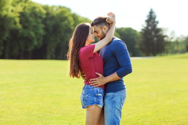 Casal Apaixonado Abraçando Parque Conceito Dia Dos Namorados — Fotografia de Stock