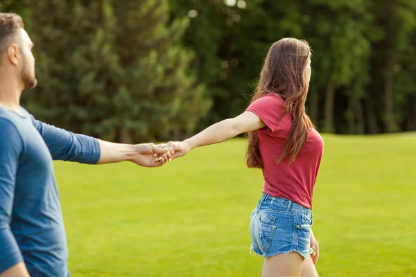 Pareja Enamorada Divertirse Parque Beber Batidos Comer Fruta Picnic —  Fotos de Stock