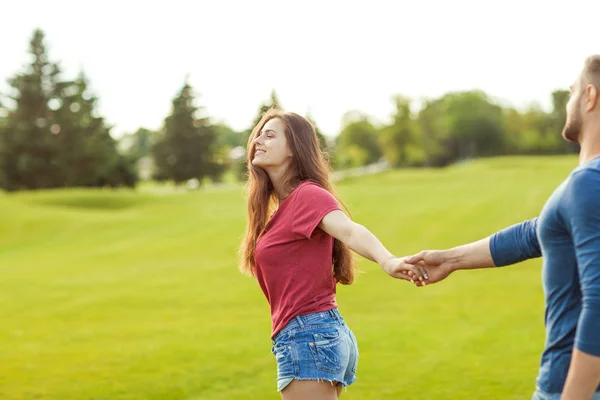 Verliefde Paar Hebben Plezier Het Park Drink Smoothies Eten Fruit — Stockfoto