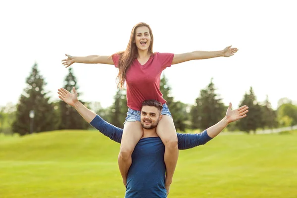 Pareja Enamorada Divertirse Parque Beber Batidos Comer Fruta Picnic —  Fotos de Stock