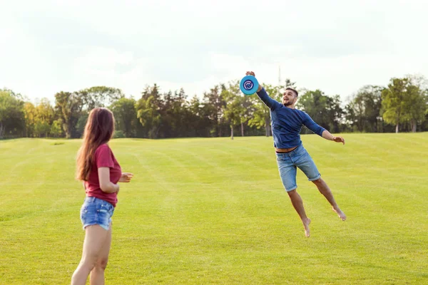 Paar Verliefd Spelen Frisbee Het Park Het Concept Van Een — Stockfoto