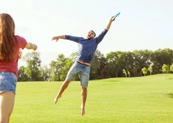 Couple Amoureux Jouer Frisbee Dans Parc Concept Mode Vie Sain — Photo