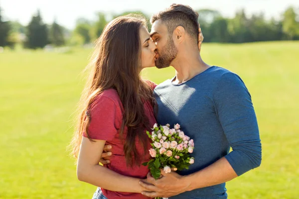 Couple Amoureux Embrasser Dans Parc Concept Saint Valentin — Photo