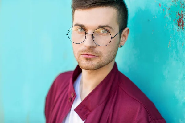 Mode Hipster Mit Brille Posiert Nahe Der Wand Der Farbe — Stockfoto