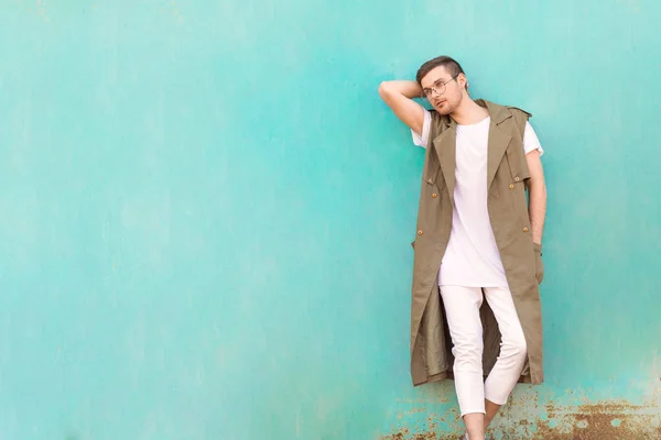 Homme Mode Dans Des Verres Ronds Tient Côté Mur Turquoise — Photo