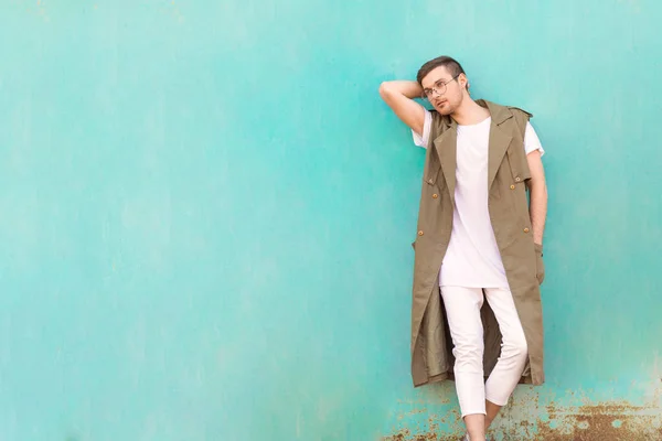 Fashionable Man Glasses Stands Next Turquoise Wall — Stock Photo, Image