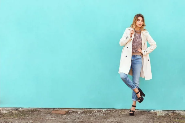 Chica Moda Puestos Gafas Redondas Posando Cerca Una Pared Turquesa — Foto de Stock