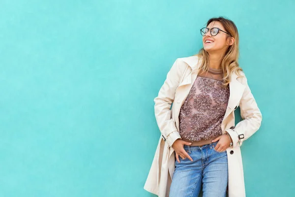 Chica Moda Puestos Gafas Redondas Posando Cerca Una Pared Turquesa — Foto de Stock