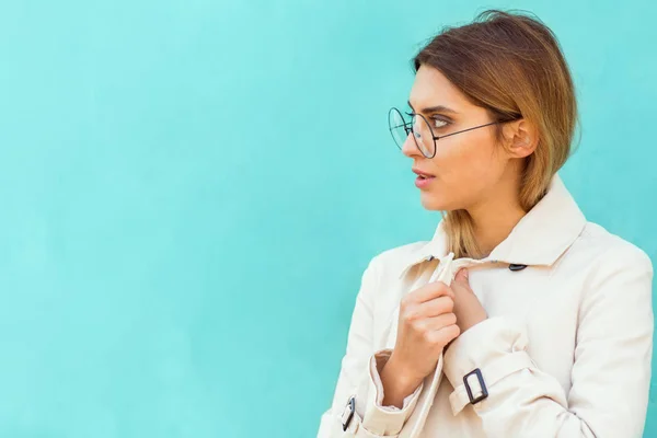 Moda Dziewczyna Okrągłych Okularach Stoi Pozowanie Pobliżu Turkusowe Ściany — Zdjęcie stockowe