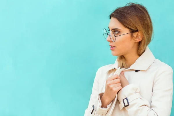 Moda Ragazza Bicchieri Rotondi Stand Posa Vicino Una Parete Turchese — Foto Stock