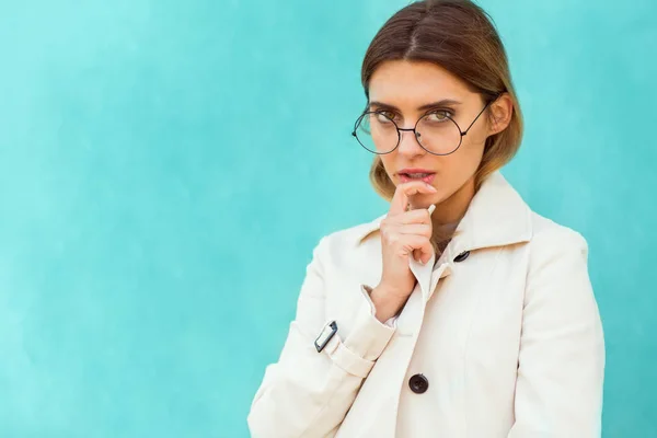 Fashion Girl Glasses Stands Posing Turquoise Wall — Stock Photo, Image