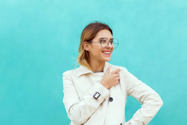 Fashion Girl Glasses Stands Posing Turquoise Wall — Stock Photo, Image