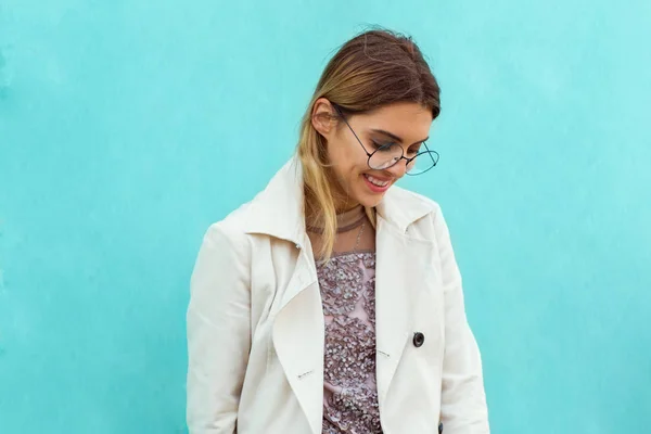 Fashion Girl Glasses Stands Posing Turquoise Wall — Stock Photo, Image