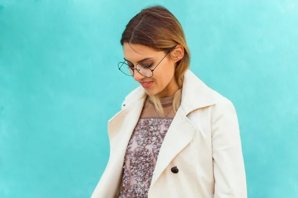 Fashion Girl Glasses Stands Posing Turquoise Wall — Stock Photo, Image