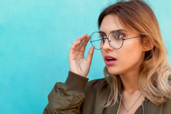 Fashion Girl Glasses Stands Posing Turquoise Wall — Stock Photo, Image