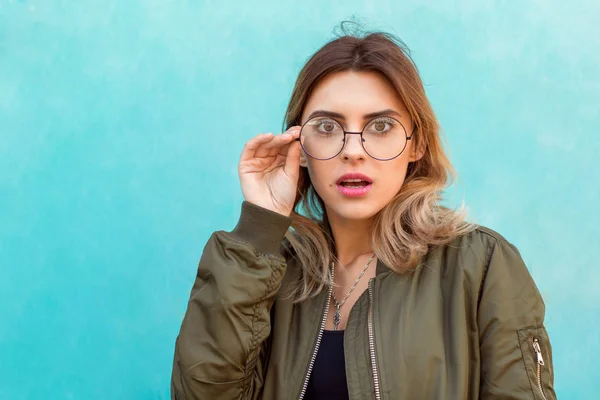 Fashion Girl Glasses Stands Posing Turquoise Wall — Stock Photo, Image