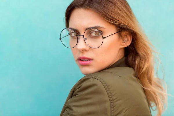 Menina Moda Óculos Redondos Está Posando Perto Uma Parede Azul — Fotografia de Stock