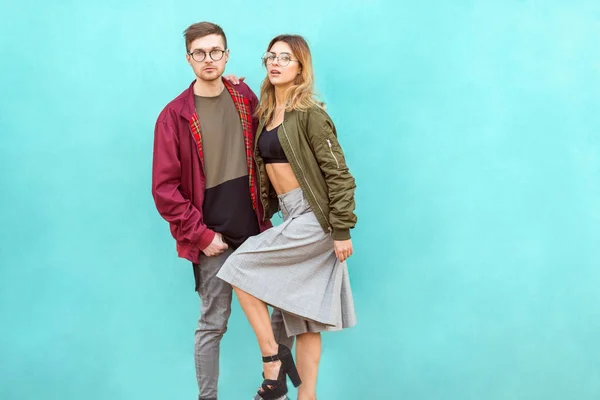 Modepaar Ihren Gläsern Mit Weinroter Kleidung Posiert Auf Einer Blauen — Stockfoto