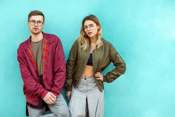 Modepaar Ihren Gläsern Mit Weinroter Kleidung Posiert Auf Einer Blauen — Stockfoto