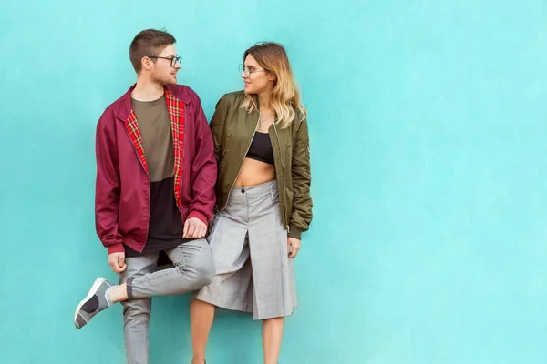 Moda Casal Seus Óculos Com Roupas Borgonha Posando Uma Parede — Fotografia de Stock