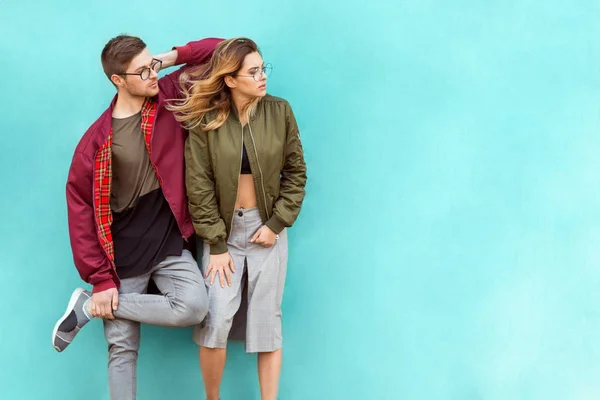 Moda Casal Seus Óculos Com Roupas Borgonha Posando Uma Parede — Fotografia de Stock