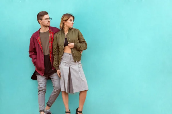 Moda Casal Seus Óculos Com Roupas Borgonha Posando Uma Parede — Fotografia de Stock