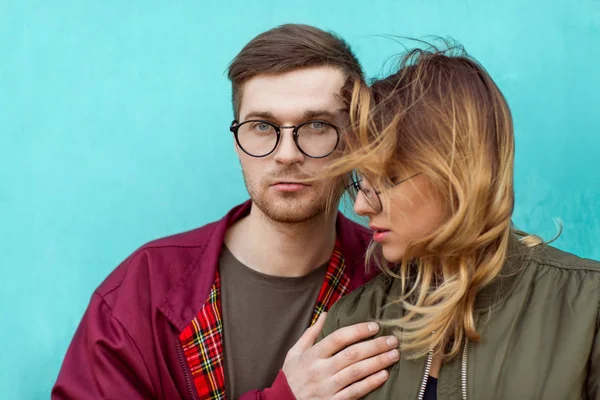 Pareja Moda Sus Gafas Con Ropa Borgoña Posando Una Pared — Foto de Stock