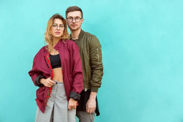 Pareja Moda Sus Gafas Con Ropa Borgoña Posando Una Pared — Foto de Stock