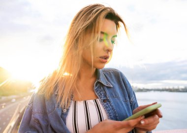 gün batımında kız serbest meslek telefon ve eserler üzerinde konuşuyor