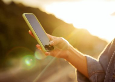 Kız serbest meslek batımında konuşuyor telefon ve işleri, bulanık çerçeve