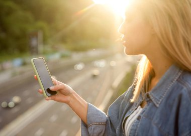 gün batımında kız serbest meslek telefon ve eserler üzerinde konuşuyor